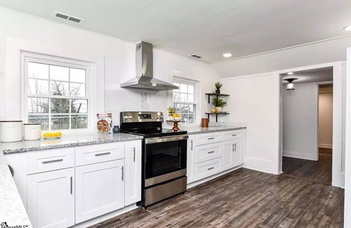 Judson House | Delightful Wilburn - Cozy 2 Bedroom Close to Downtown GVL