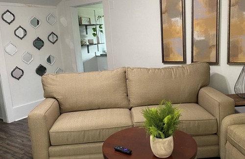 Judson House | Delightful Wilburn - Cozy 2 Bedroom Close to Downtown GVL