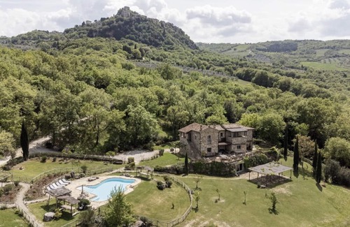 Castiglione d'Orcia Villa | Villa Vignalunga: Infinity Pool with Guest Rated 10/10