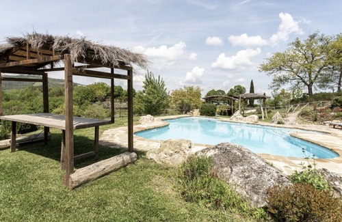 Castiglione d'Orcia Villa | Villa Vignalunga: Infinity Pool with Guest Rated 10/10