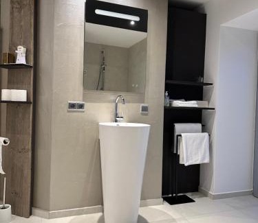 Straubing Apartment | Stylish WPA Apartments: Modern Comfort with WiFi & Netflix