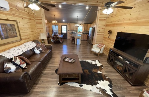 Mount Vernon Cabin | Wrangler Ranch: Family-Friendly Getaway with Breakfast Included