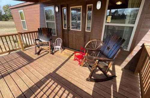 Mount Vernon Cabin | Wrangler Ranch: Family-Friendly Getaway with Breakfast Included