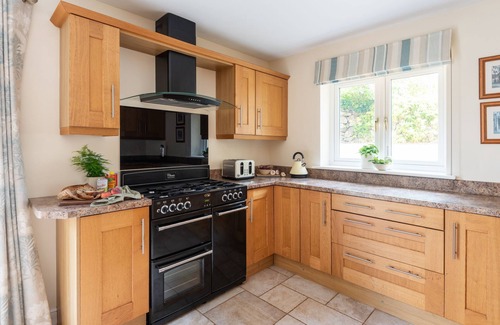 Newton Ferrers Cottage | Wren Cottage: Oceanfront Retreat for 6 with Spa & Hot Tub
