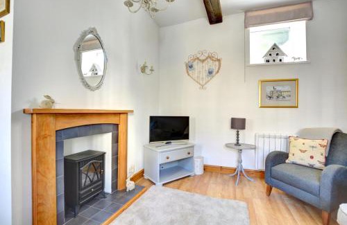 Middleham House | Wren Cottage: Family and Pet-Friendly Retreat Awaits