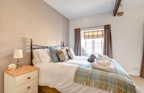 Middleham House | Wren Cottage: Family and Pet-Friendly Retreat Awaits