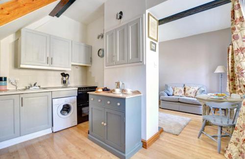 Middleham House | Wren Cottage: Family and Pet-Friendly Retreat Awaits