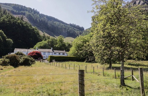 Thornthwaite Cottage | Discover Wren's Nest: Family-Friendly with Breakfast & Kitchen