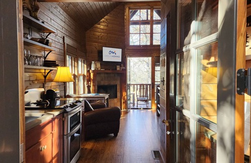 Cheshire Cabin | Wren's Den: Relaxing Retreat with Jetted Tub & Mountain Views