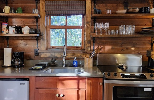 Cheshire Cabin | Wren's Den: Relaxing Retreat with Jetted Tub & Mountain Views