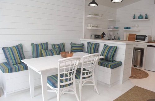 Dunmore Town Apartment | Wren’s Nest: Cozy Getaway with Breakfast and Kitchen Access
