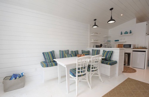 Dunmore Town Apartment | Wren’s Nest: Cozy Getaway with Breakfast and Kitchen Access