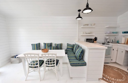 Dunmore Town Apartment | Wren’s Nest: Cozy Getaway with Breakfast and Kitchen Access
