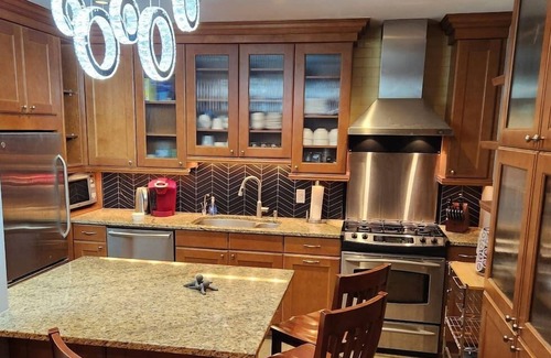 Wrigleyville Condo | Wrigley 2-Bedroom Retreat with Pool and Yard Access