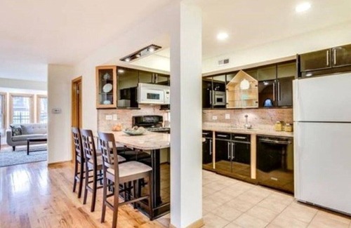 Lakeview House | Ideal Wrigley Field Home for Large Groups with Lake Views