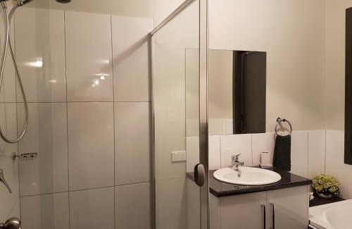 Wudinna House | Wudinna Farm View: Family-Friendly Retreat with Kitchen Access