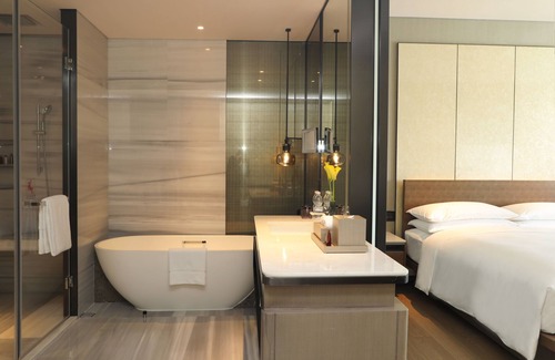 Jiang Han Hotel | Top-Rated Wuhan Marriott Hotel Hankou with Pool & Dining