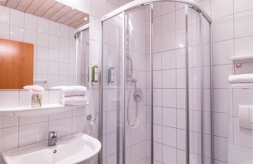 Poertschach am Woerthersee Bed & Breakfast | WUNDERs Ferienpension: Family-Friendly Retreat with Pool