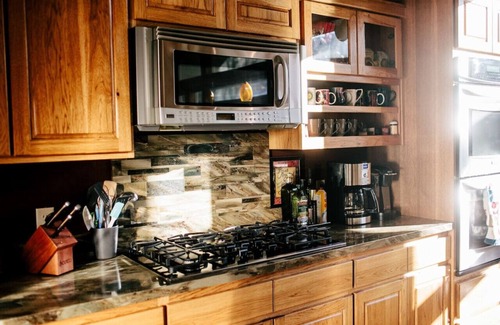 Baker City Apartment | Wunder House: Ideal for Groups with Hot Tub & Firepit