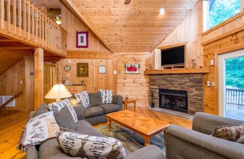 Lake Lure House | Wunderland Cabin: Pet-Friendly Retreat with Ocean Views