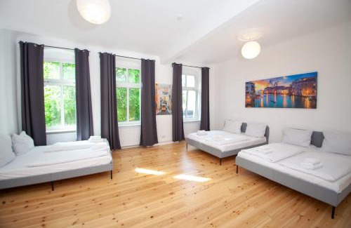 Kopenick Apartment | Bright and Inviting Hotel with Family & Pet-Friendly Perks
