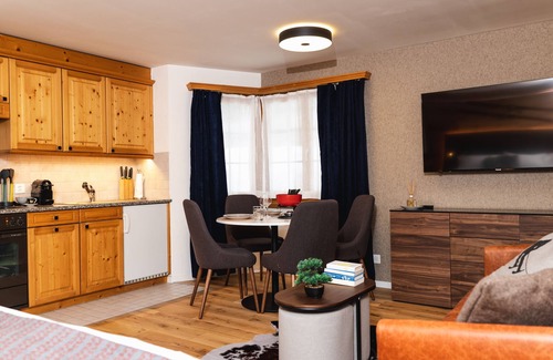 Klosters Platz Apartment | Wunderstay Alpine 16: Chic Studio with Spa & Breakfast