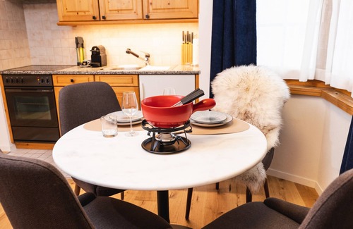 Klosters Platz Apartment | Wunderstay Alpine 16: Chic Studio with Spa & Breakfast