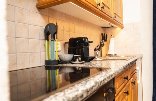 Klosters Platz Apartment | Wunderstay Alpine 16: Chic Studio with Spa & Breakfast