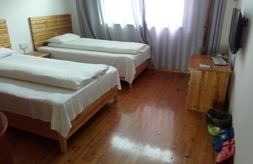 Wuyuan House | Discover Wuyuan Shicheng Lingyan Inn: Pet-Friendly Retreat
