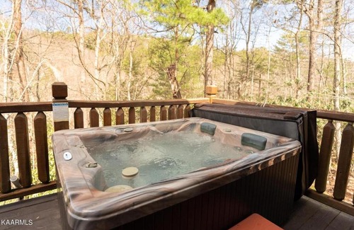 Gatlinburg - Pigeon Forge House | Wuzzy's Flophouse Cabin: Family-Friendly with Hot Tub Bliss