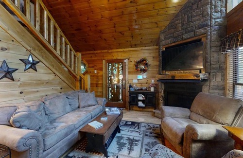 Gatlinburg - Pigeon Forge House | Wuzzy's Flophouse Cabin: Family-Friendly with Hot Tub Bliss