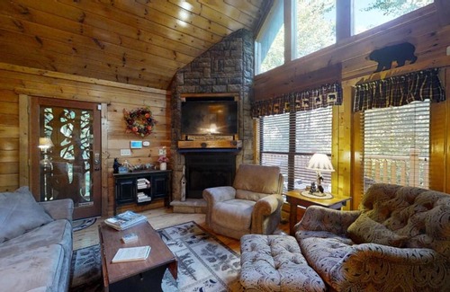 Gatlinburg - Pigeon Forge House | Wuzzy's Flophouse Cabin: Family-Friendly with Hot Tub Bliss