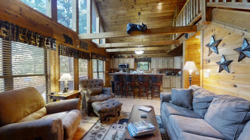Gatlinburg - Pigeon Forge House | Wuzzy's Flophouse Cabin: Family-Friendly with Hot Tub Bliss