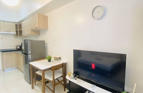 Mandurriao Apartment | WV Towers Studio with Balcony & Pool Access