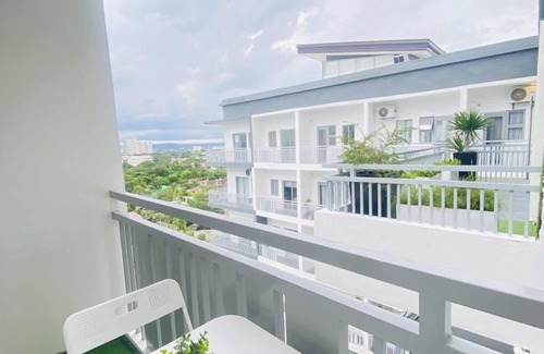 Mandurriao Apartment | WV Towers Studio with Balcony & Pool Access