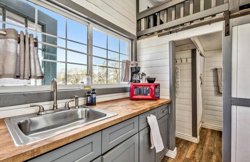 Walker House | Cozy WWM Eastern Sierra Tiny House with Great Amenities