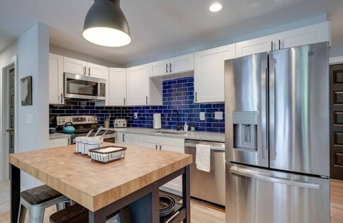 Shawnee Hills House | Wyandotte Way - Family-Friendly Suite with Pool & Breakfast