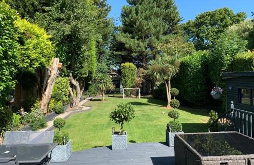 West Kingsdown Apartment | Wychwood: Inviting Country Bungalow with Great Amenities