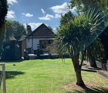 West Kingsdown Apartment | Wychwood: Inviting Country Bungalow with Great Amenities