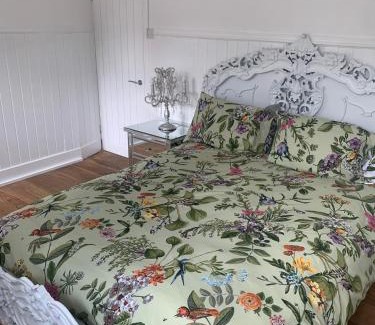 West Kingsdown Apartment | Wychwood: Inviting Country Bungalow with Great Amenities