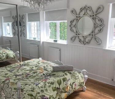 West Kingsdown Apartment | Wychwood: Inviting Country Bungalow with Great Amenities