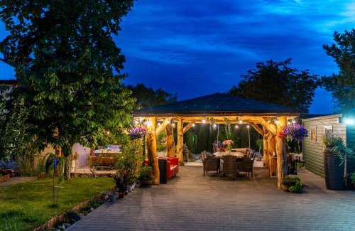 Mragowo Villa | Ideal Group Retreat at Wynajem grupowy Szansa with Ocean View