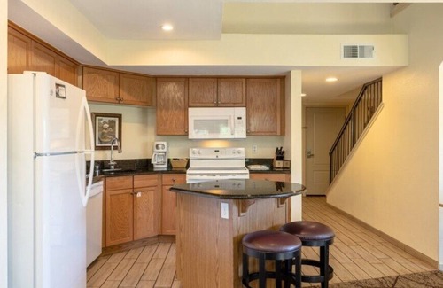 Angels Camp Condo | Wyndham Angels Camp: Family-Friendly Retreat with Pool & Spa