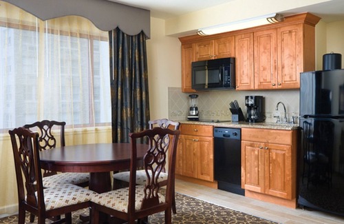 Faubourg Lafayette Resort | Idyllic Wyndham Avenue Plaza with Mardi Gras Parades Outside