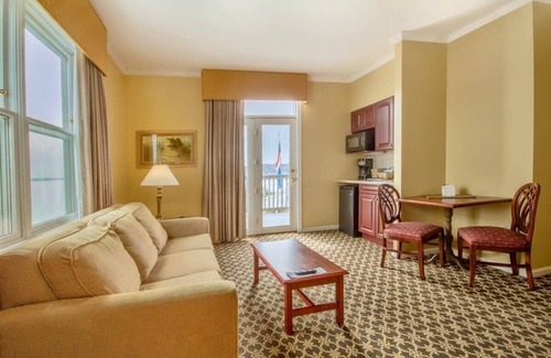 Jamestown Condo | Discover Wyndham Bay Voyage Inn: 1BR Suite with Pool
