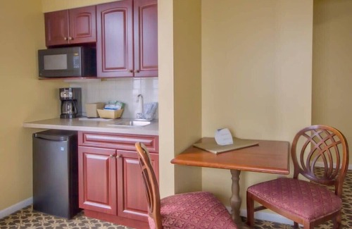 Jamestown Condo | Wyndham Bay Voyage Inn: Family-Friendly Queen Suite Retreat