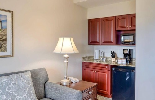Jamestown Condo | Wyndham Bay Voyage Inn: Premier 1BR Suite with Pool Access
