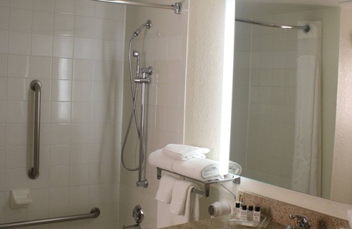 Flint Hotel | Gateway Hotel & Convention Center: Ideal for Flint Airport Stays