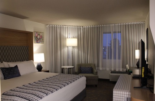 Flint Hotel | Gateway Hotel & Convention Center: Ideal for Flint Airport Stays