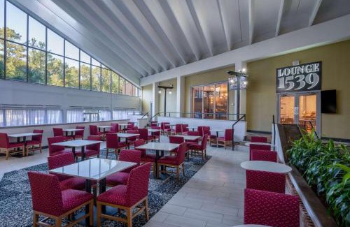 Dentsville Hotel | Family-Friendly Wyndham Garden Columbia with Pool & Hot Tub
